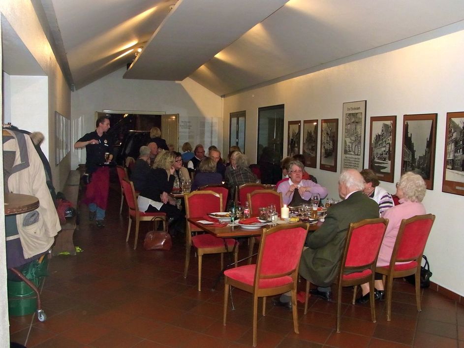 Lichterfahrt nach Lüneburg, Besuch des Weihnachtsmarktes, Besichtigung des Rathauses und mit einem Festsessen im Gasthof "Krone"