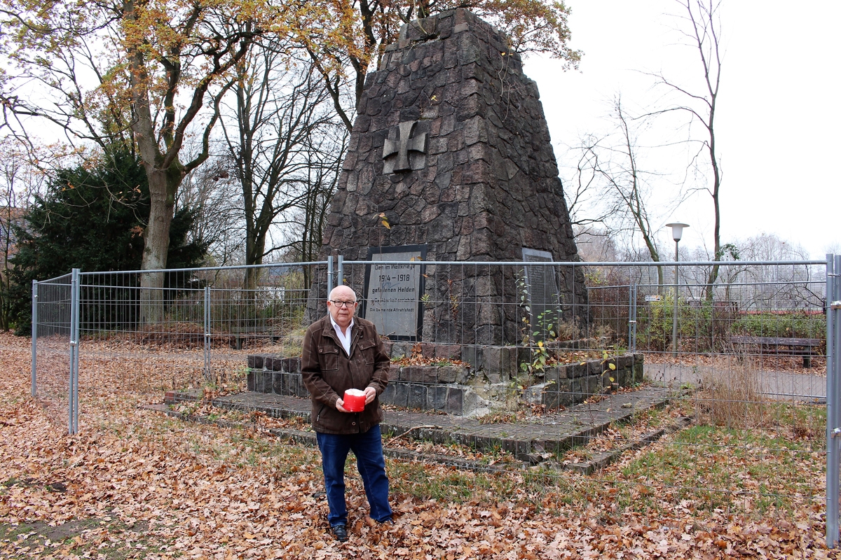 Karl-Heinz Warnholz (MdHB) vor dem Kriegerdenkmal im Jugendpark Rahlstedt
