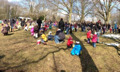 2013 Traditionelles Ostereiersammeln für Kinder in Hamburg Rahlstedt
