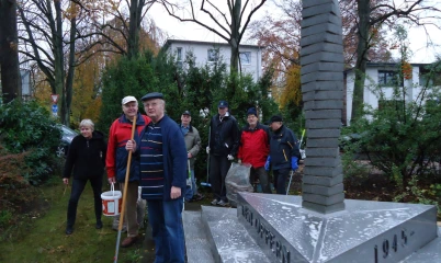 11.11.2017 – Reinigung und Pflege des Denkmals Kriegsopfer Rahlstedt zum Volkstrauertag