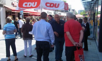 08.06.2013 – Info-Stand der CDU-Rahlstedt in der Schweriner Str.